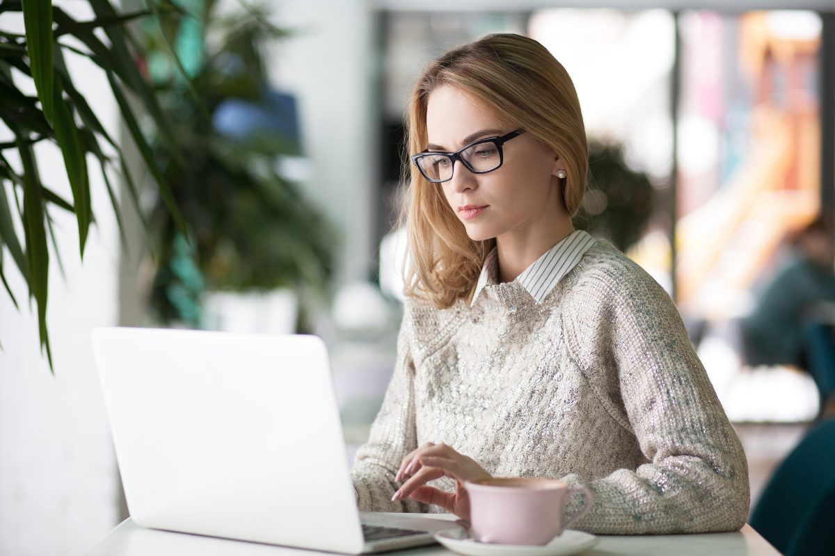 Mental health clinician writing progress notes on a laptop, demonstrating how to write clear and compliant progress notes.