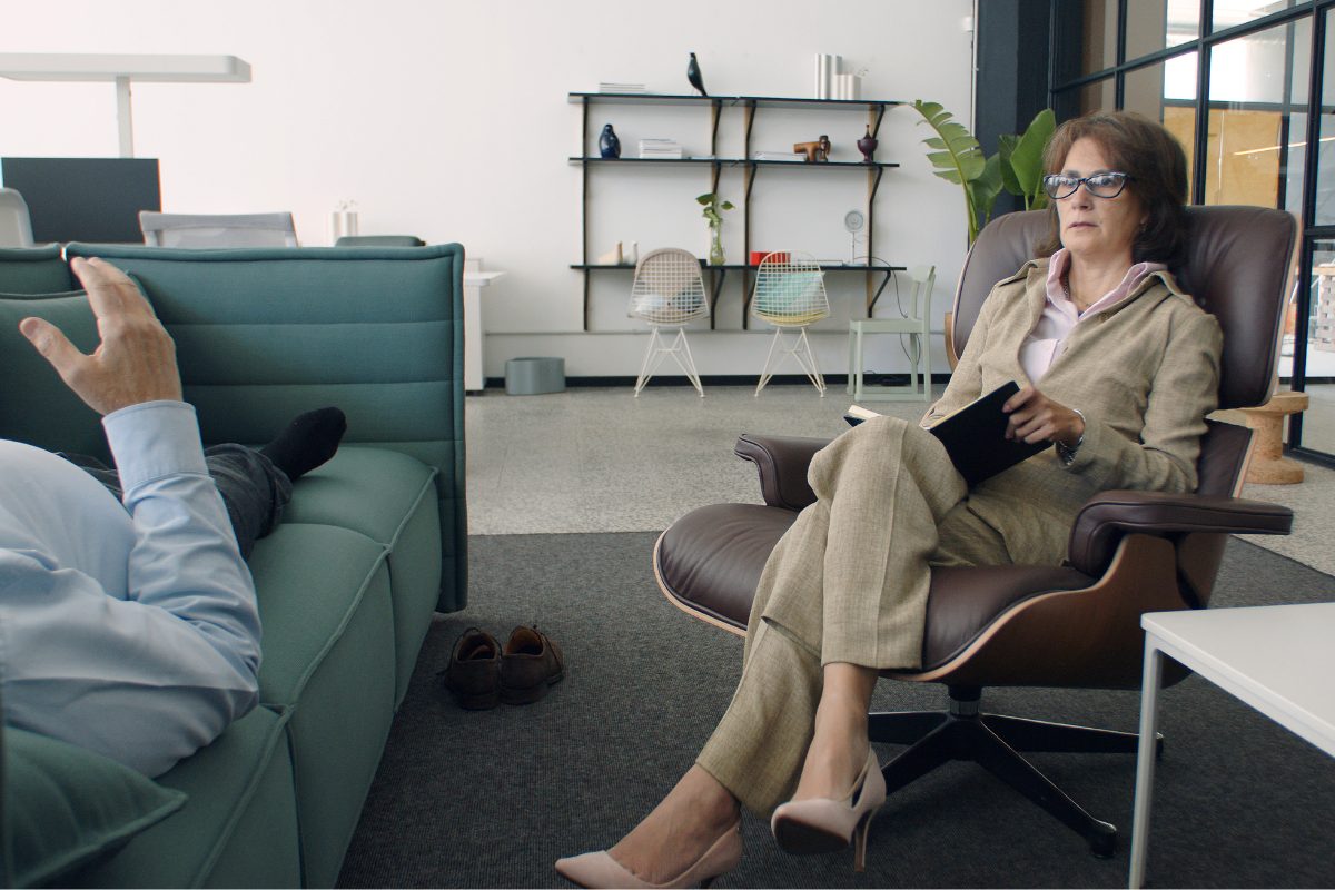 Psychiatrist in session with a patient before writing psychiatric notes with emr psychiatry software